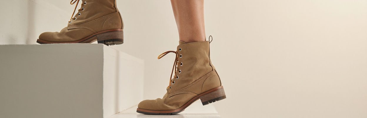 Фото ног человека поднимающегося по лестнице